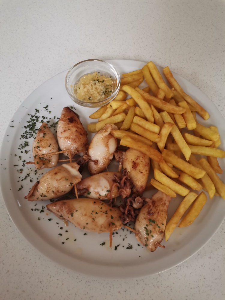 POLNJENI LIGNJI S PRILOGO